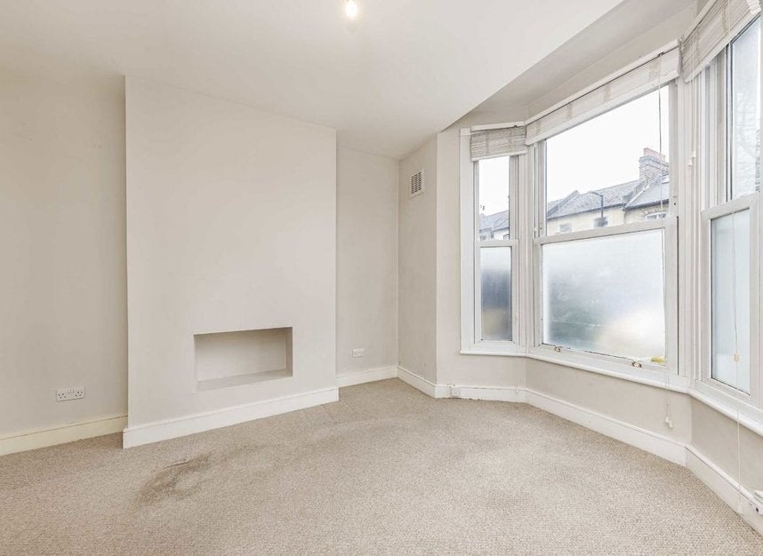Flat Crawthew Grove in Greater London