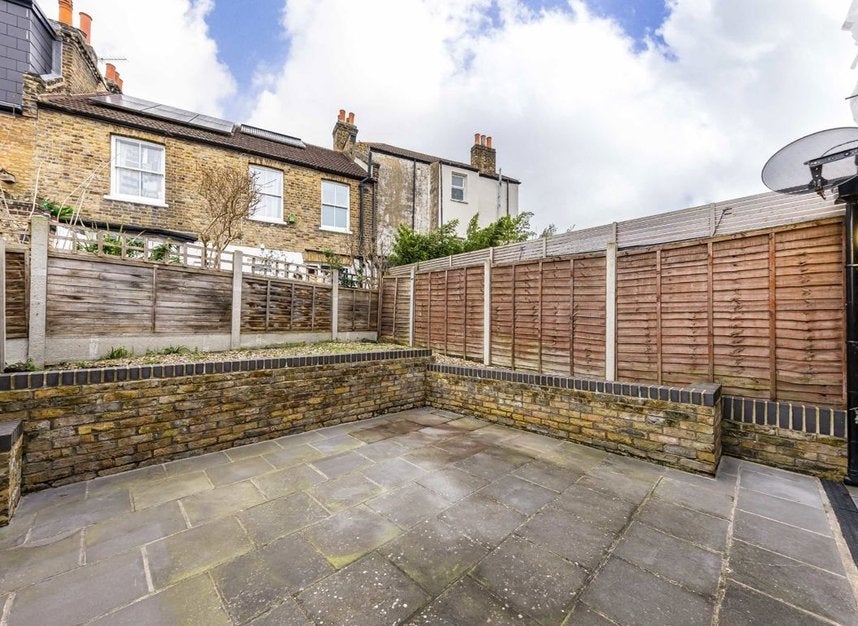 Flat Crawthew Grove in Greater London