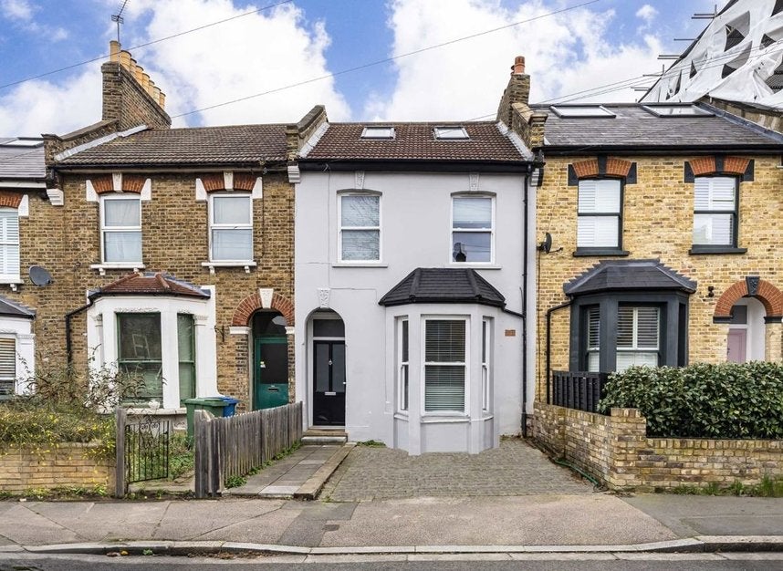 Flat Crawthew Grove in Greater London