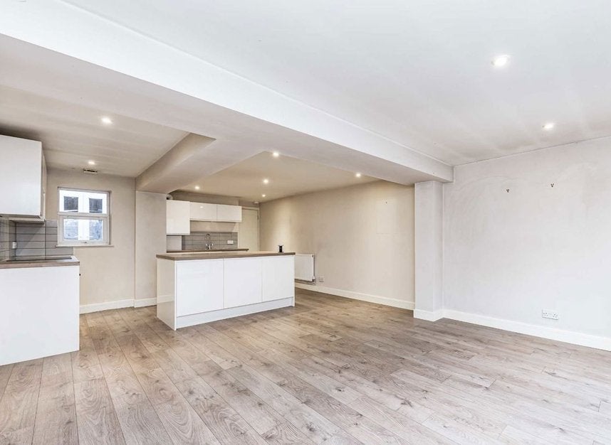 Flat Crawthew Grove in Greater London