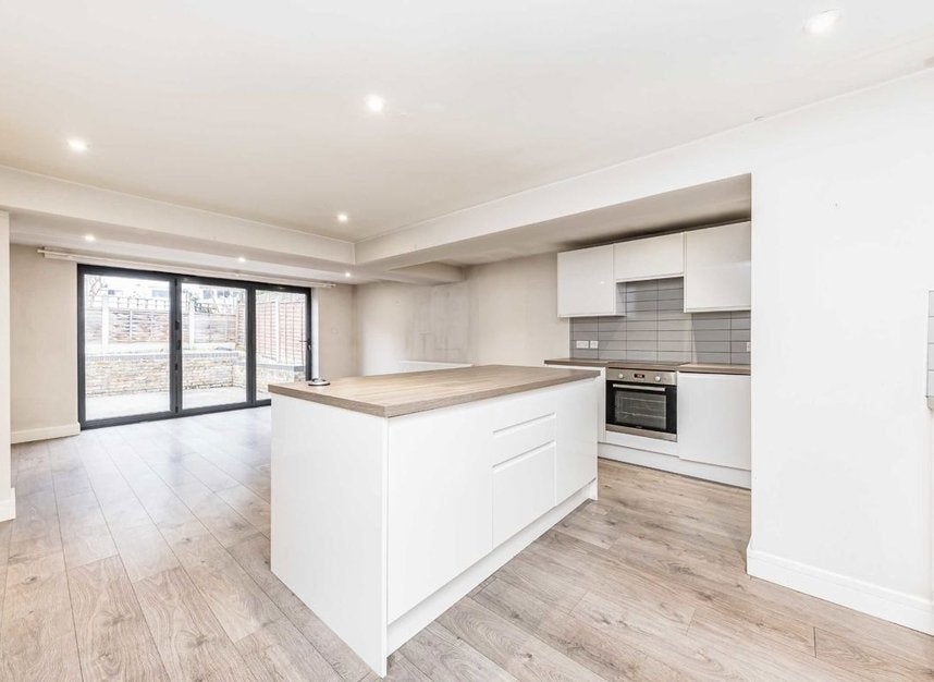Flat Crawthew Grove in Greater London