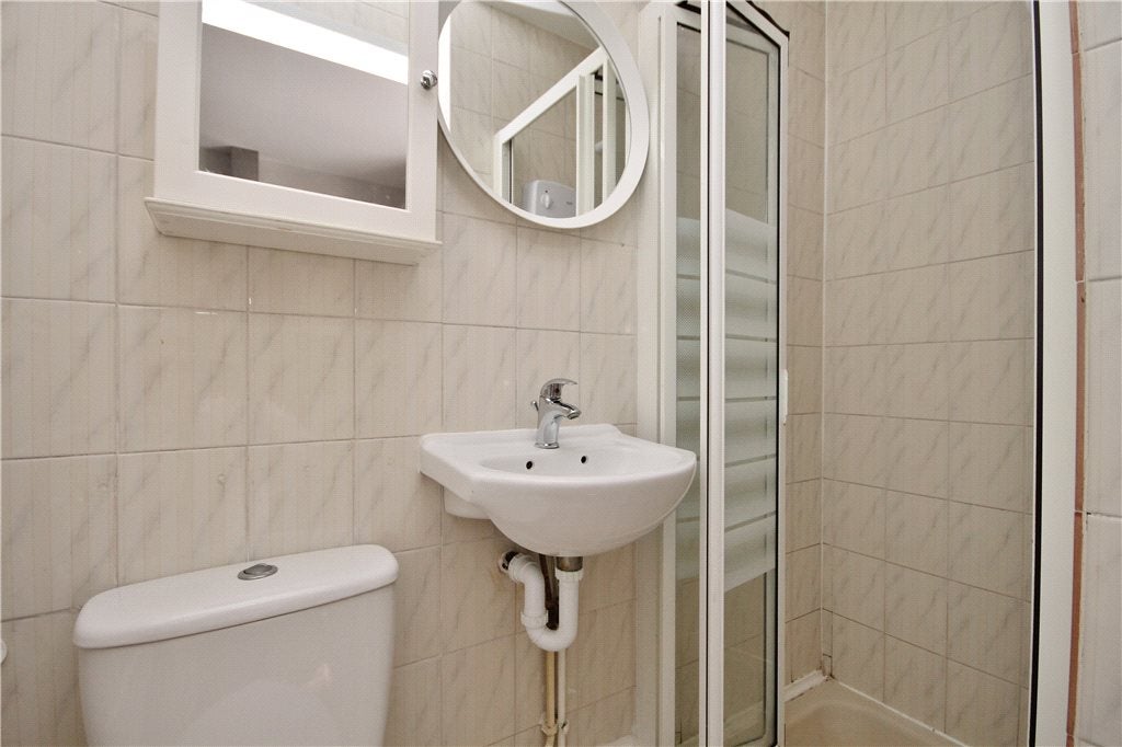 Flat Baillie Road in Guildford
