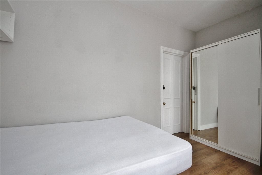 Flat Baillie Road in Guildford
