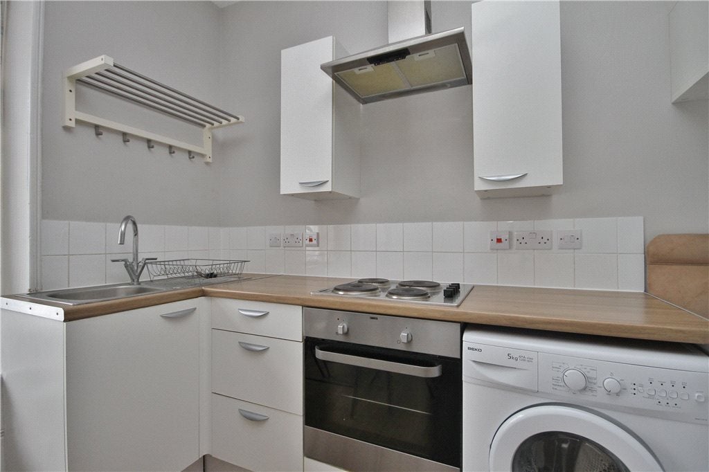 Flat Baillie Road in Guildford