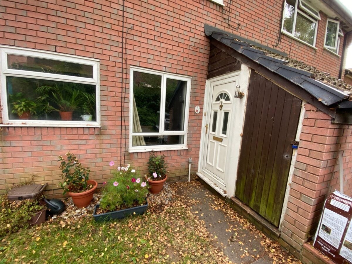 Flat Webburn Gardens in West End