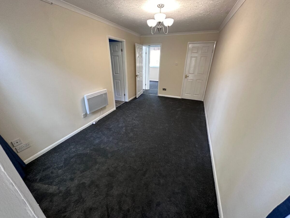 Flat Webburn Gardens in West End
