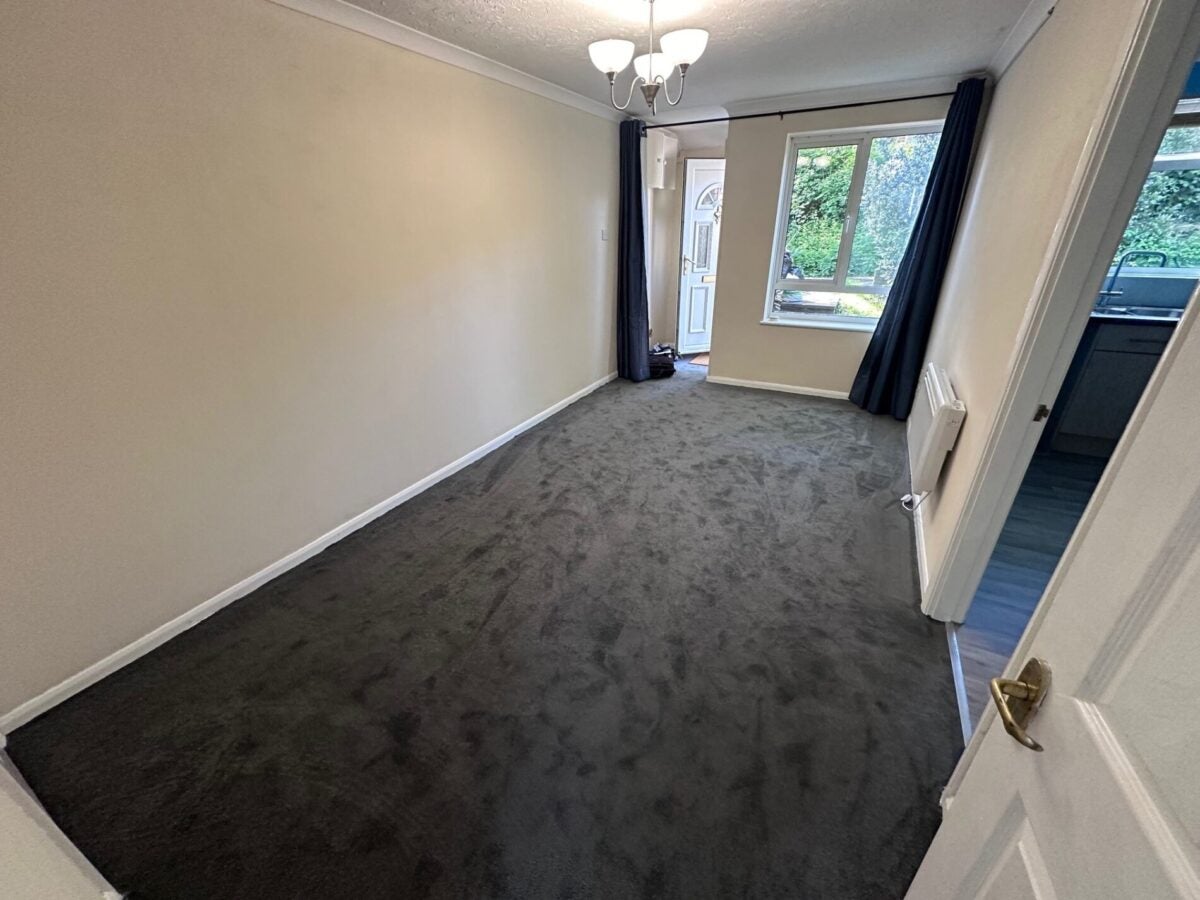 Flat Webburn Gardens in West End