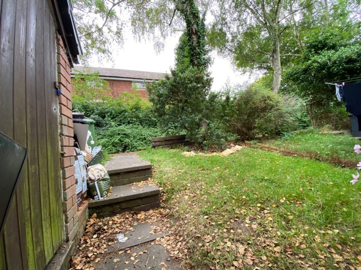 Flat Webburn Gardens in West End