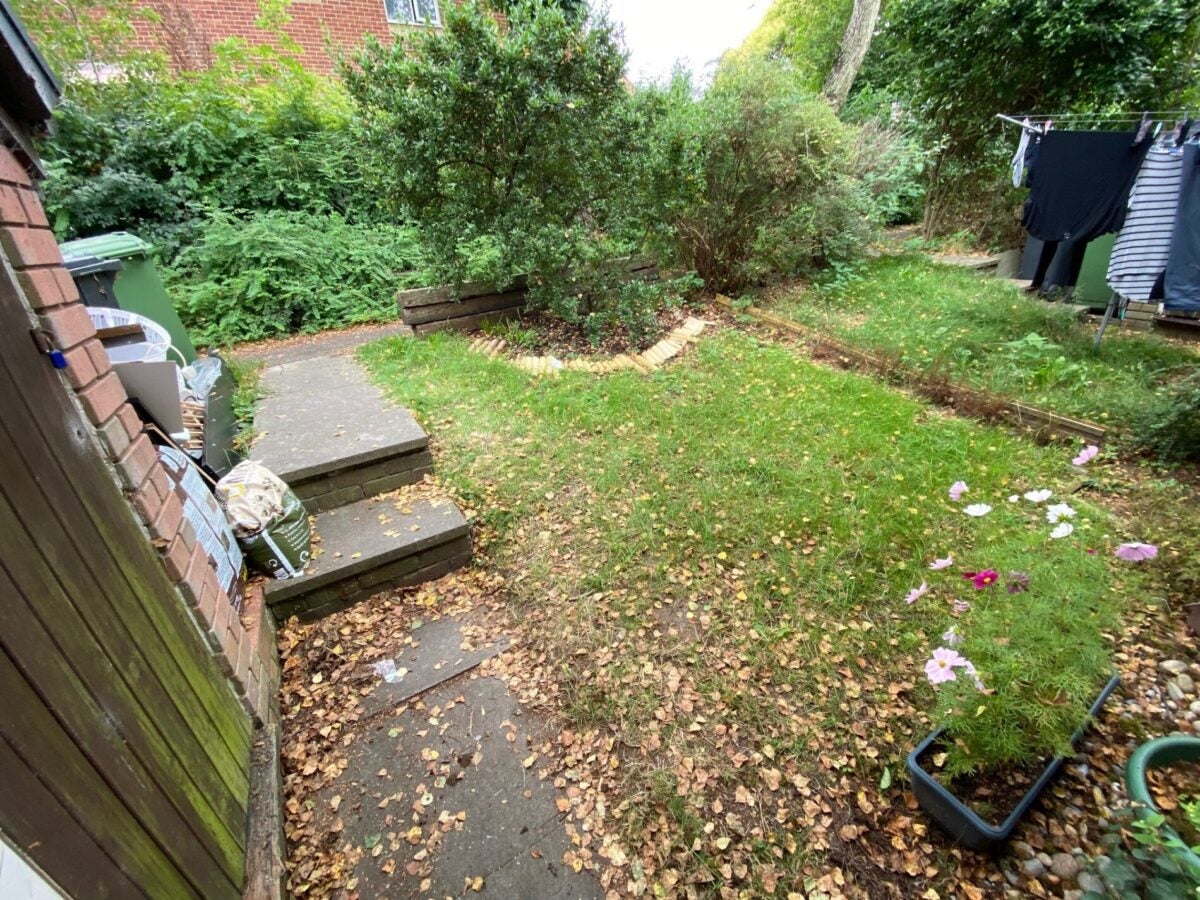 Flat Webburn Gardens in West End
