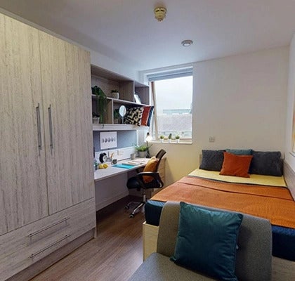 Flat Vicarage Road in Greater London