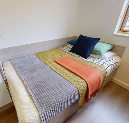 Flat Vicarage Road in Greater London
