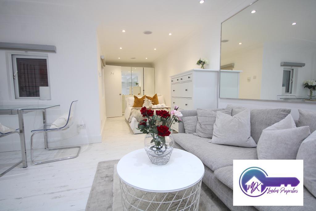 Flat Mortimer Crescent in Greater London