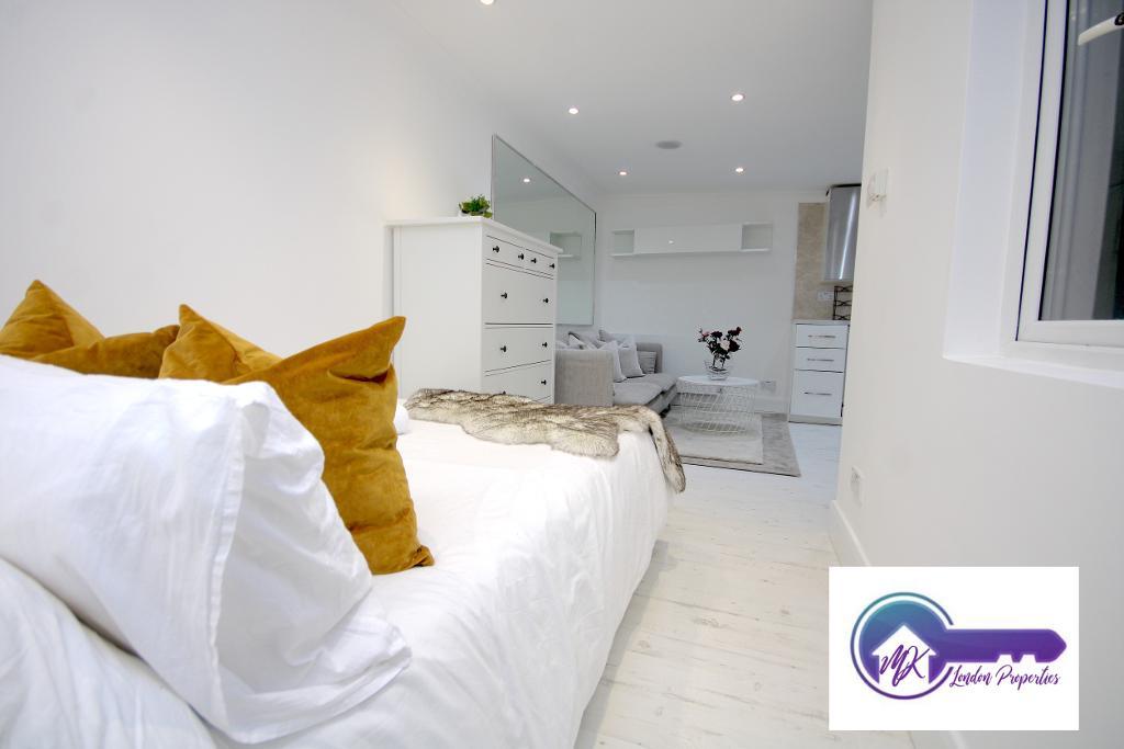 Flat Mortimer Crescent in Greater London
