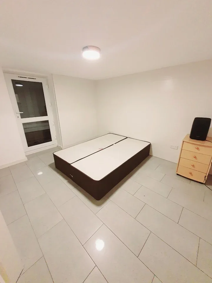 Flat Brookhill Road in Greater London