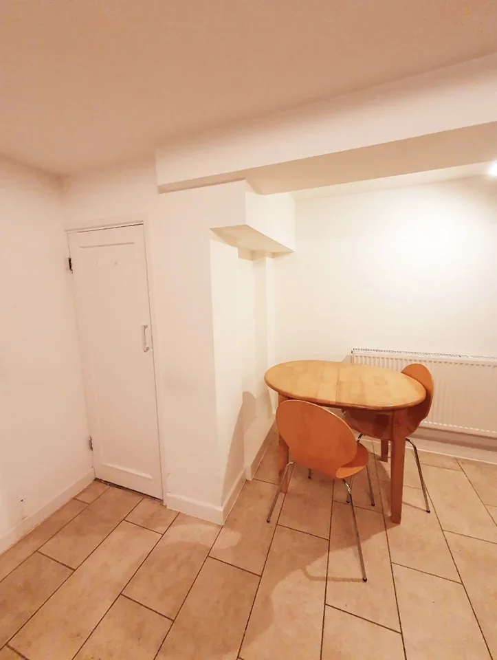 Flat Brookhill Road in Greater London
