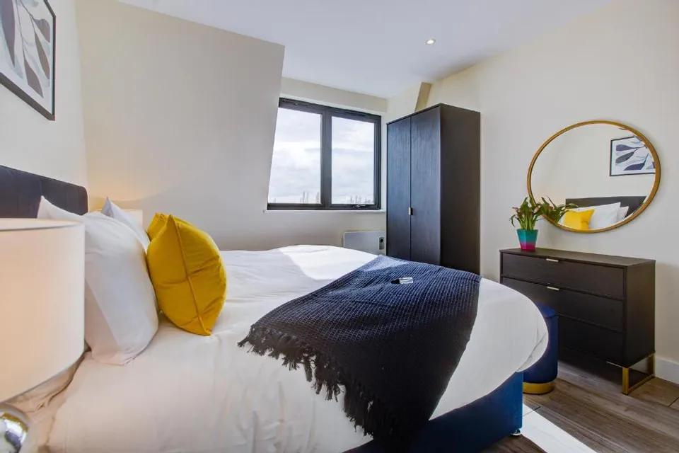 Flat Ewell Road in Greater London