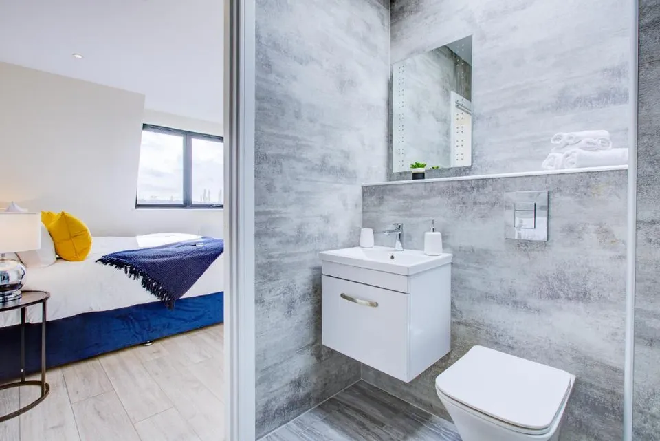 Flat Ewell Road in Greater London