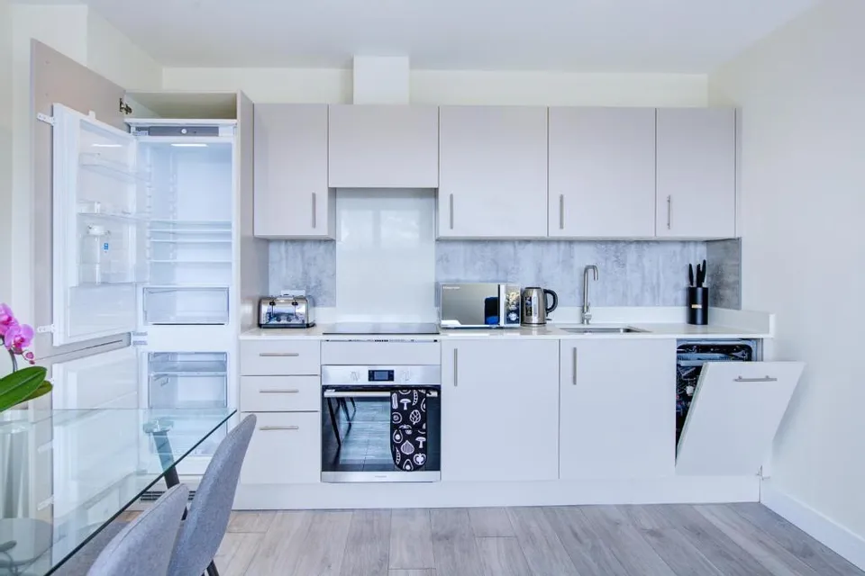 Flat Ewell Road in Greater London