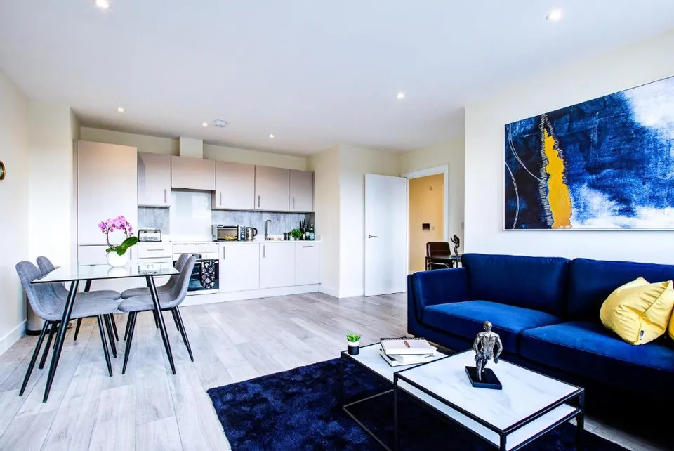 Flat Ewell Road in Greater London