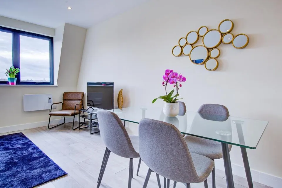 Flat Ewell Road in Greater London