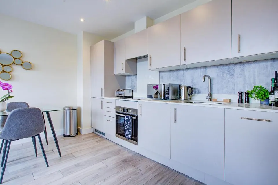 Flat Ewell Road in Greater London