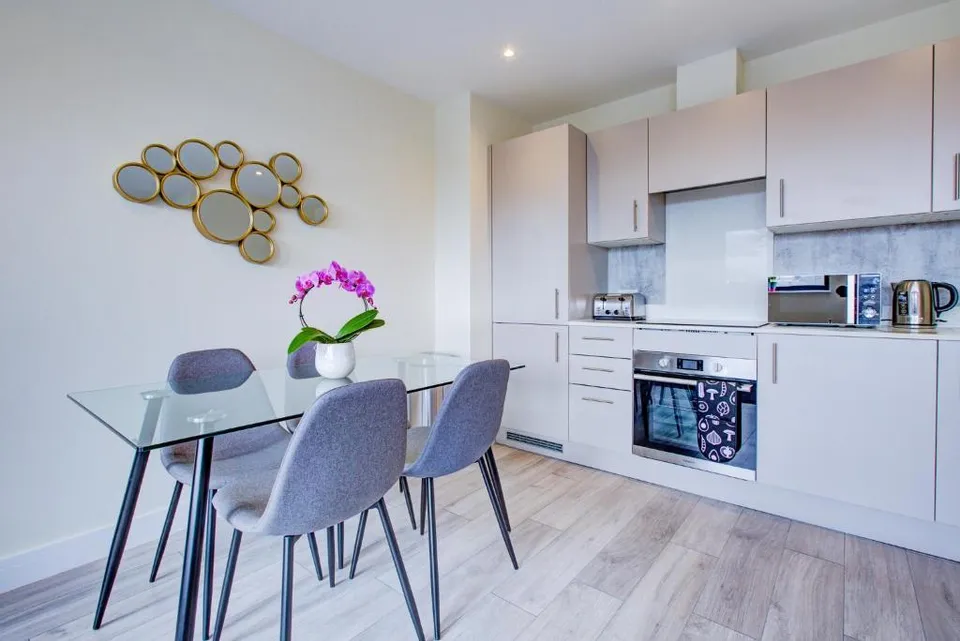 Flat Ewell Road in Greater London