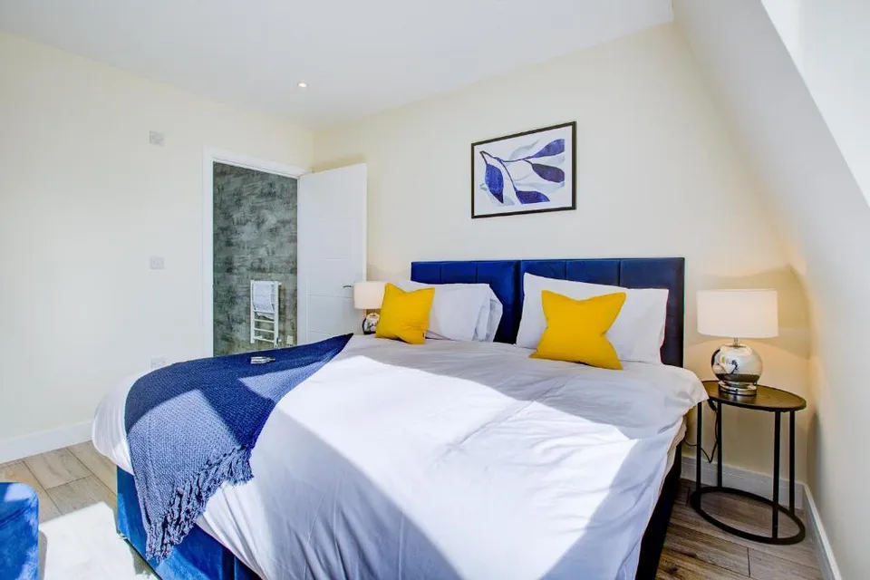 Flat Ewell Road in Greater London