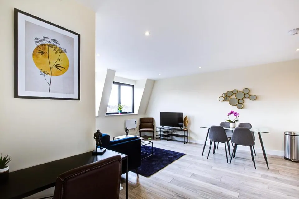 Flat Ewell Road in Greater London
