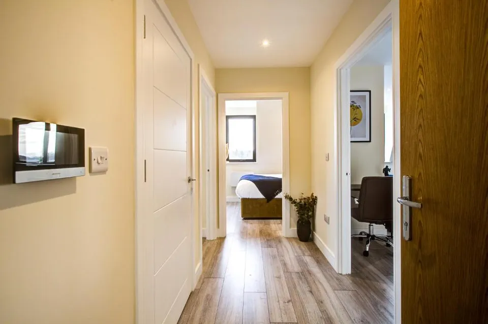 Flat Ewell Road in Greater London