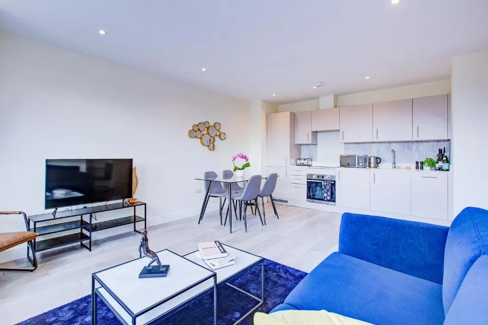Flat Ewell Road in Greater London