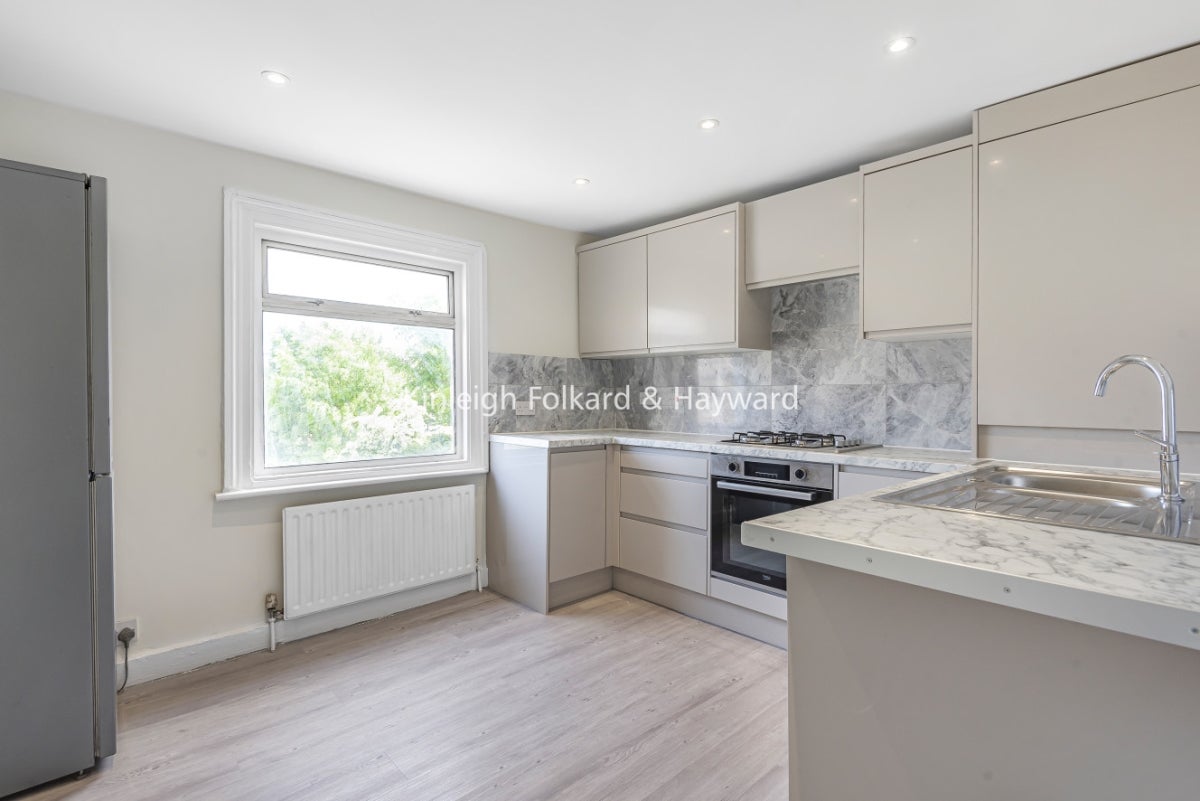Flat Como Road in Greater London