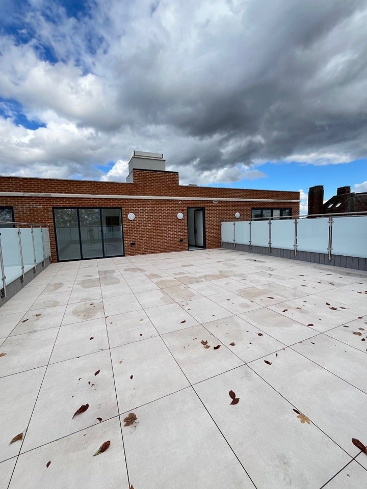 Flat Rushden Gardens in Greater London
