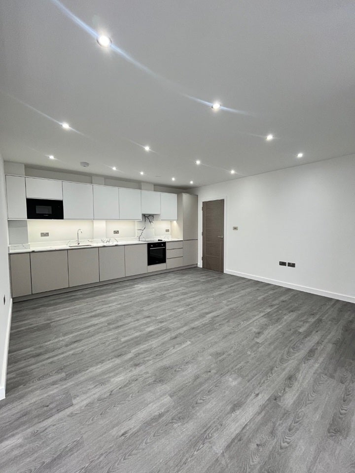 Flat Rushden Gardens in Greater London