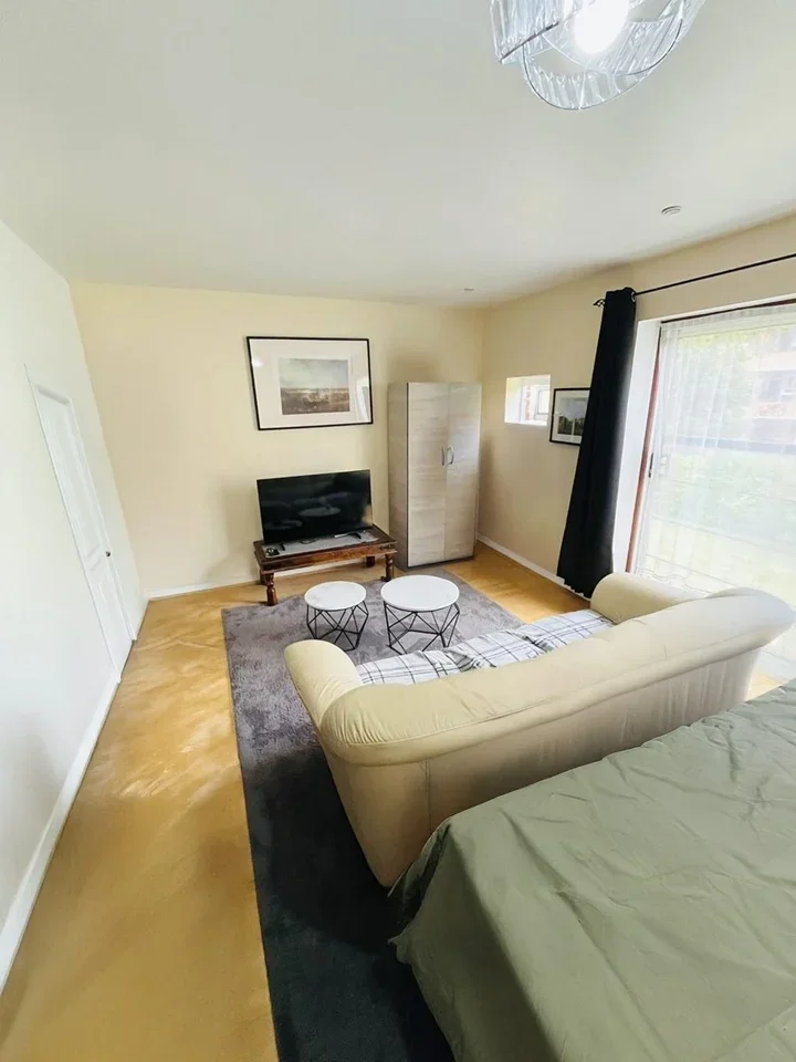 Room Mill Pond Close in Greater London