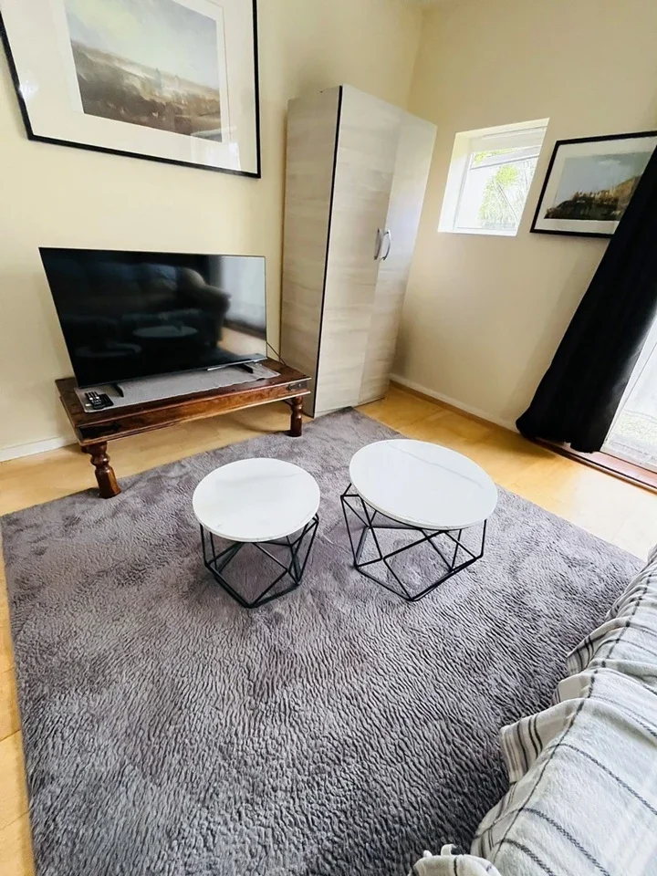 Room Mill Pond Close in Greater London