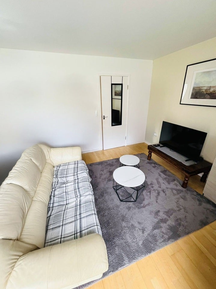 Room Mill Pond Close in Greater London