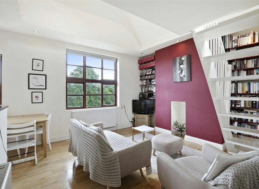 Flat Pleshey Road in Greater London