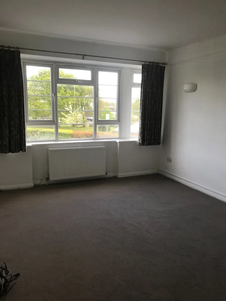 Flat Charter Way in Greater London
