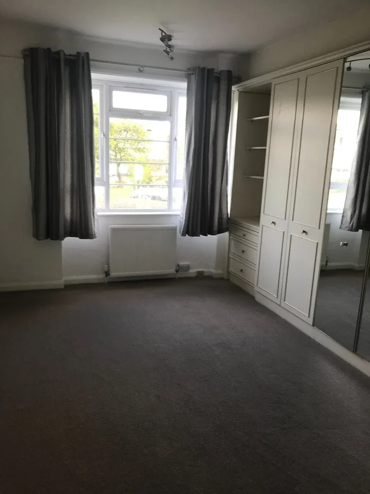 Flat Charter Way in Greater London