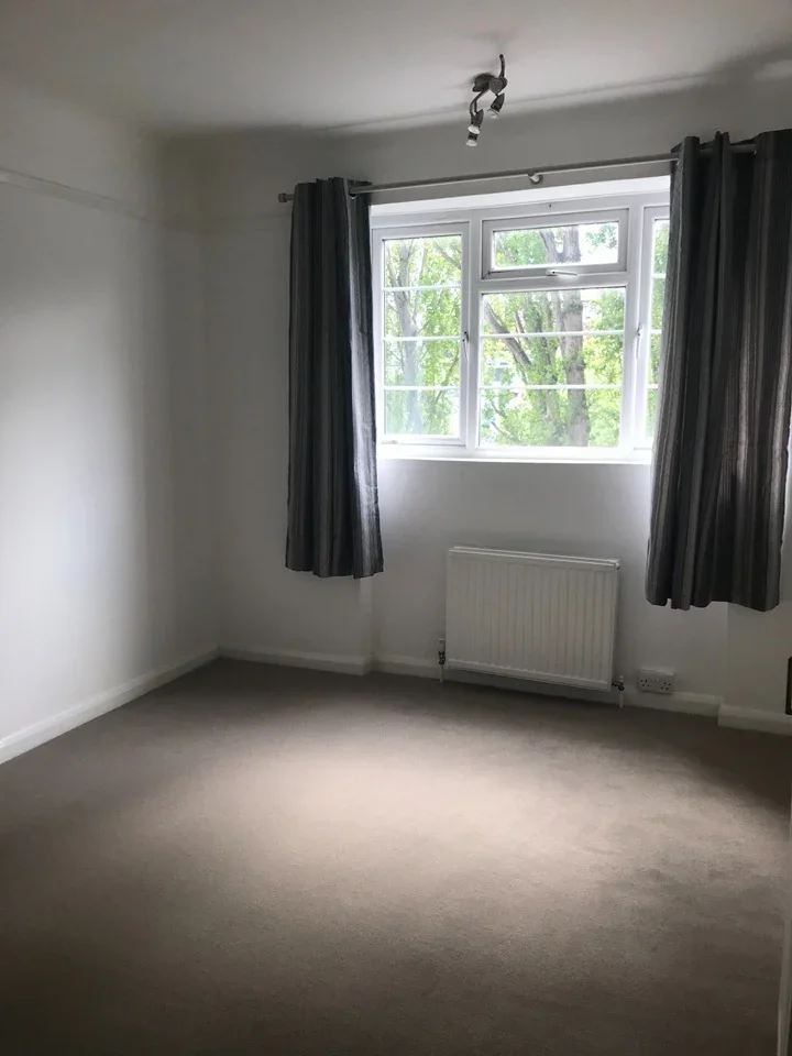 Flat Charter Way in Greater London