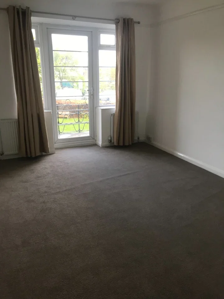 Flat Charter Way in Greater London