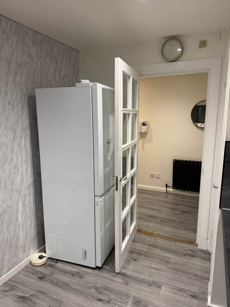 Flat Calton Road in City of Edinburgh