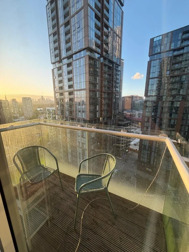 Room Lincoln Plaza in Greater London