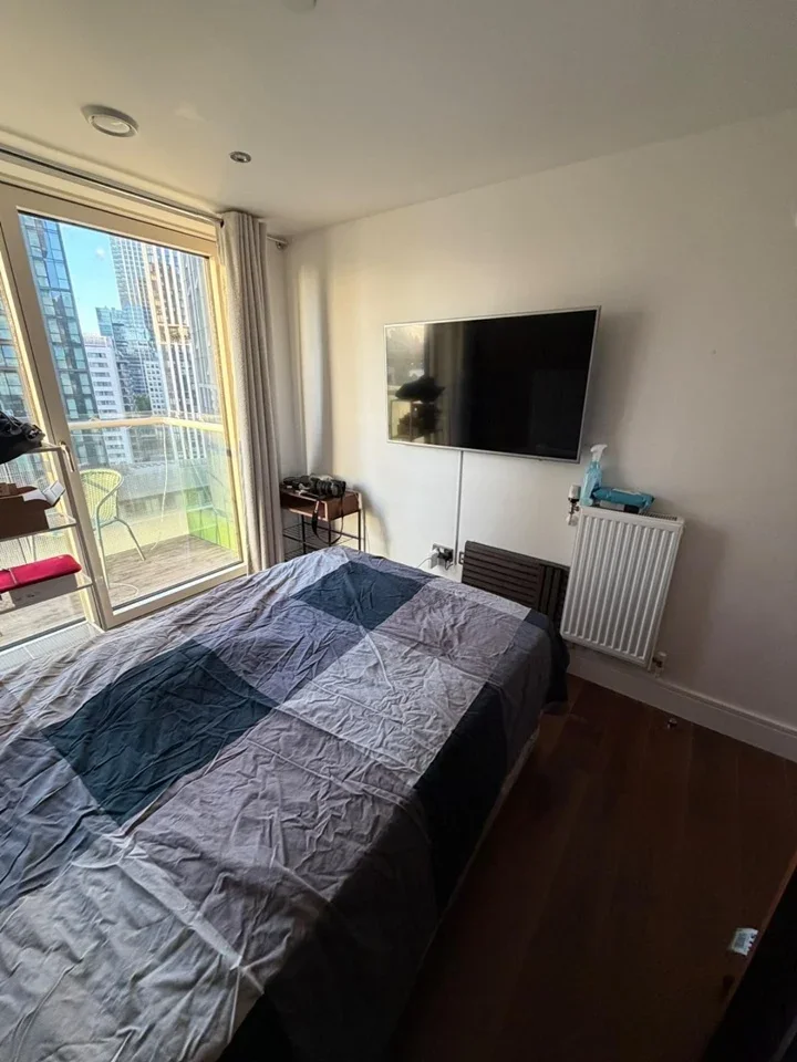 Room Lincoln Plaza in Greater London