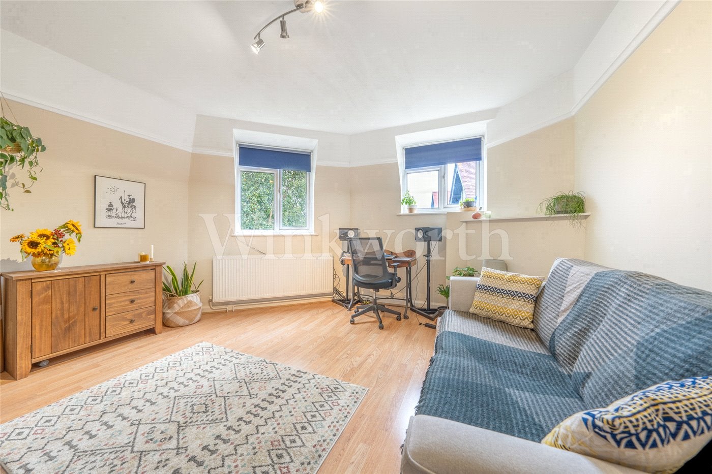 Flat Hodford Road in Greater London