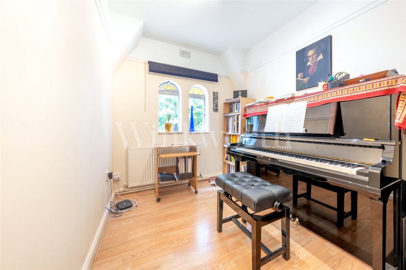 Flat Hodford Road in Greater London