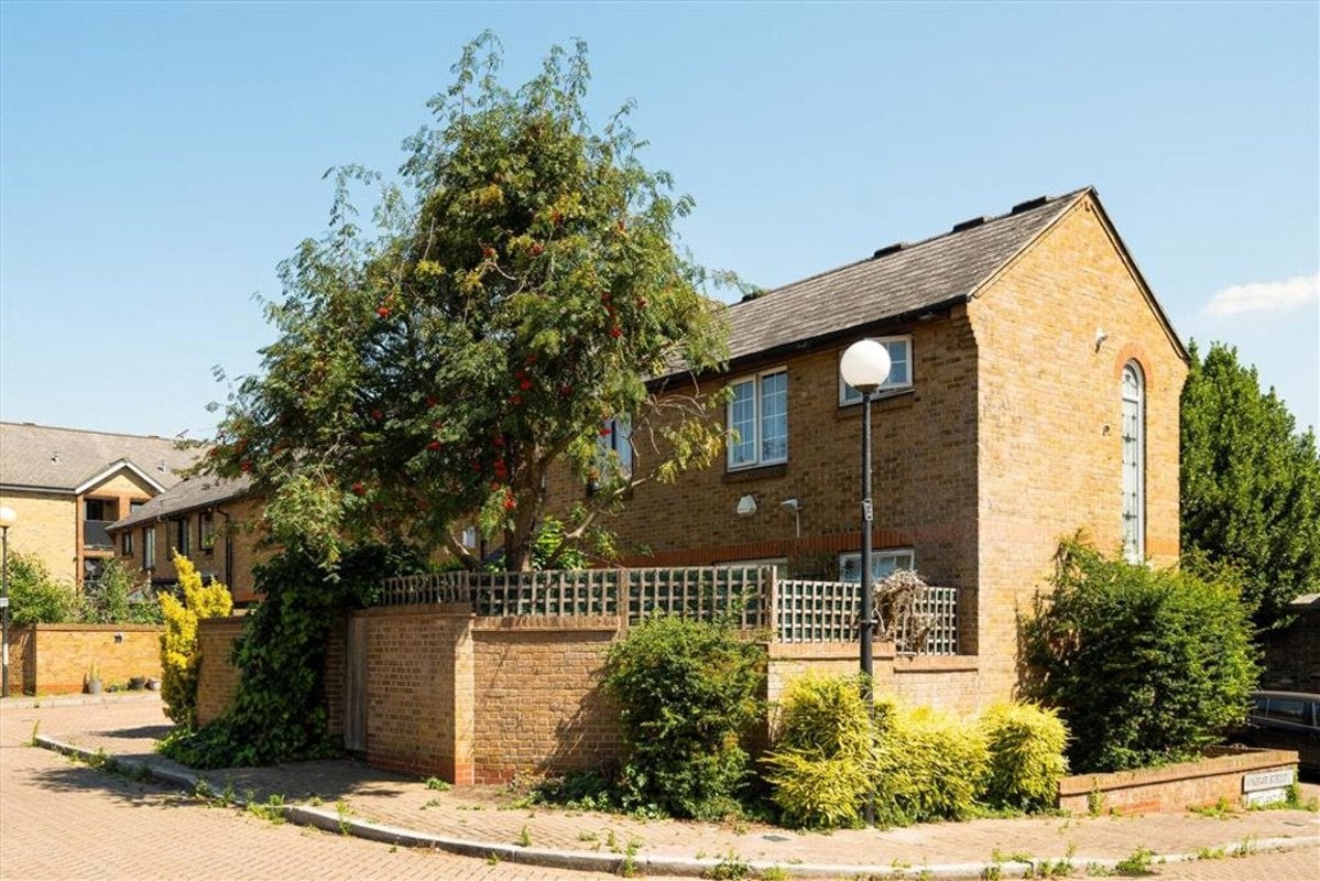 Flat Vinegar Street in Greater London