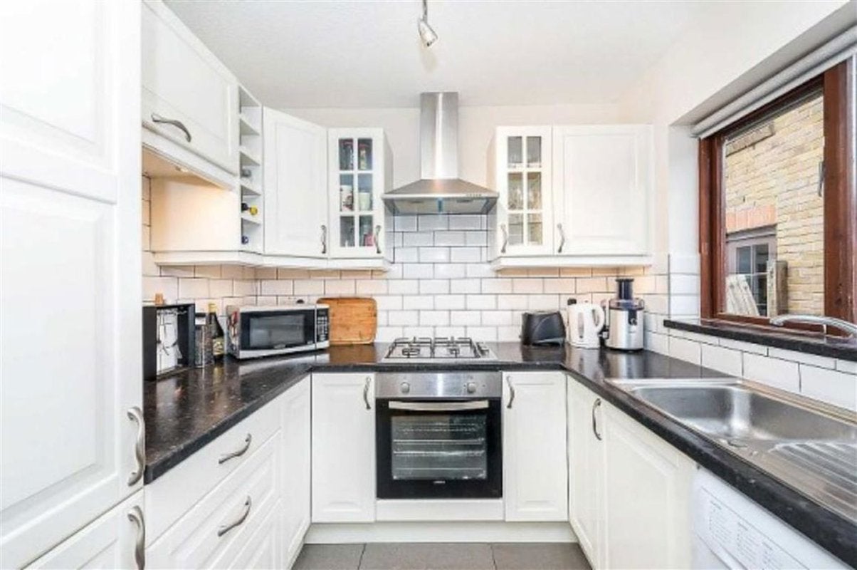 Flat Vinegar Street in Greater London