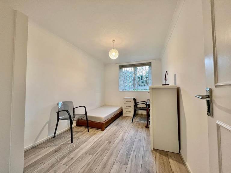 Flat Wilson Close in Greater London