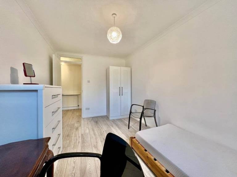 Flat Wilson Close in Greater London